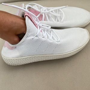 Adidas pharrell Williams shows white and pink